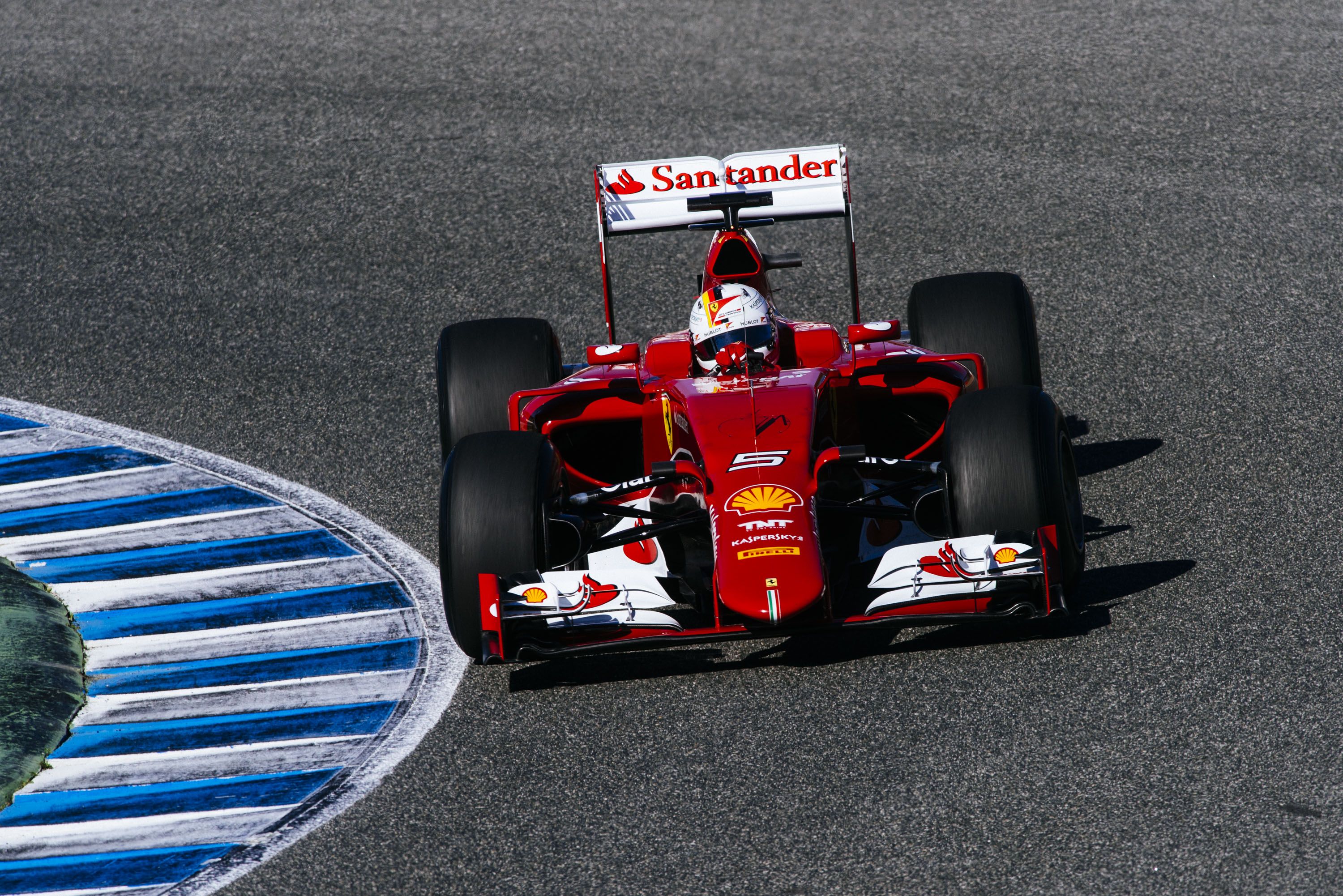  La Ferrari di Sebastian Vettel vince il Gran Premio di Singapore