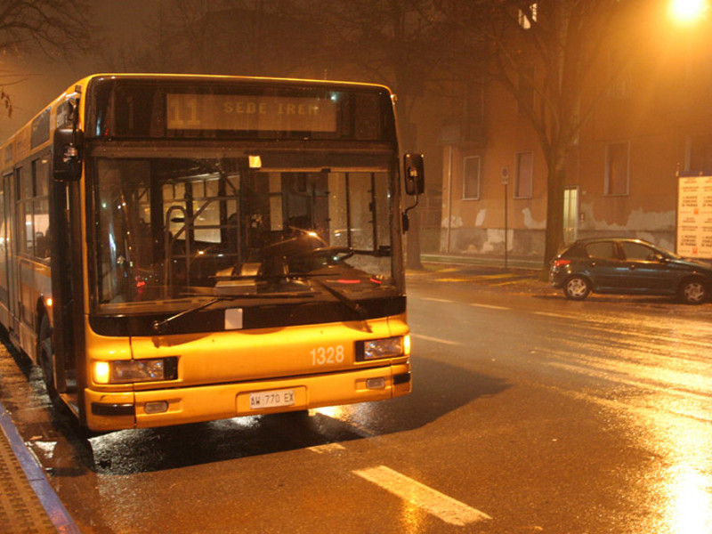 Aggressione omofoba sul bus, arrestate tre persone: l'accusa è di tentato omicidio