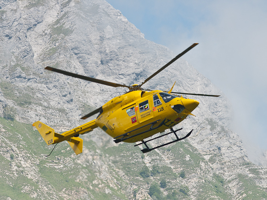 Cade in una scarpata e batte la testa, grave fungaiolo 72enne