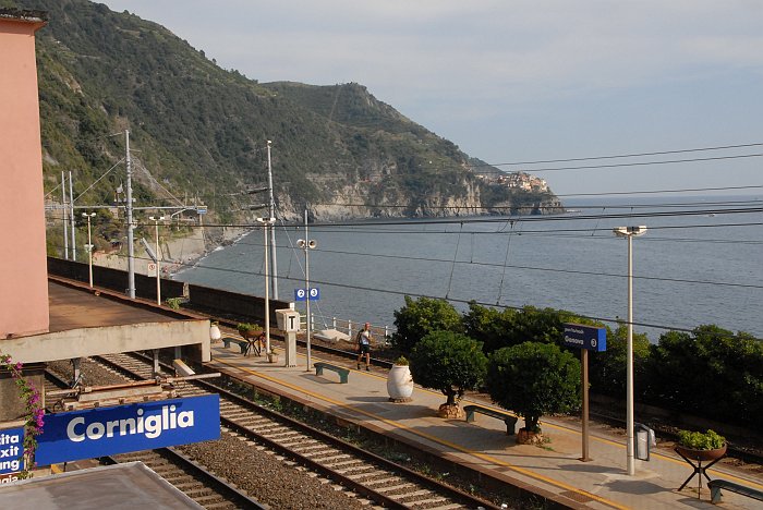 Distrutti i servizi igienici nella stazione ferroviaria di Corniglia