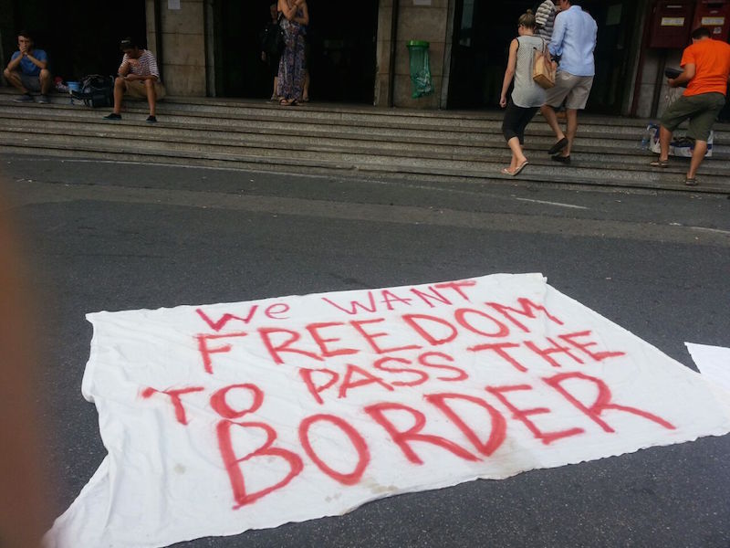 Tensione a Ventimiglia: No Borders tentano di bloccare il confine, intervento delle forze dell'ordine