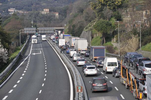 Maxi tamponamento in autostrada a Nervi: feriti lievi, 4 chilometri di coda