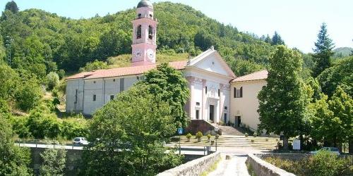 Scontro auto-moto a Montebruno, centauro in codice rosso