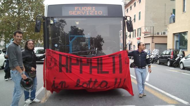 Lavoratori degli appalti Amt in protesta a Tursi: 