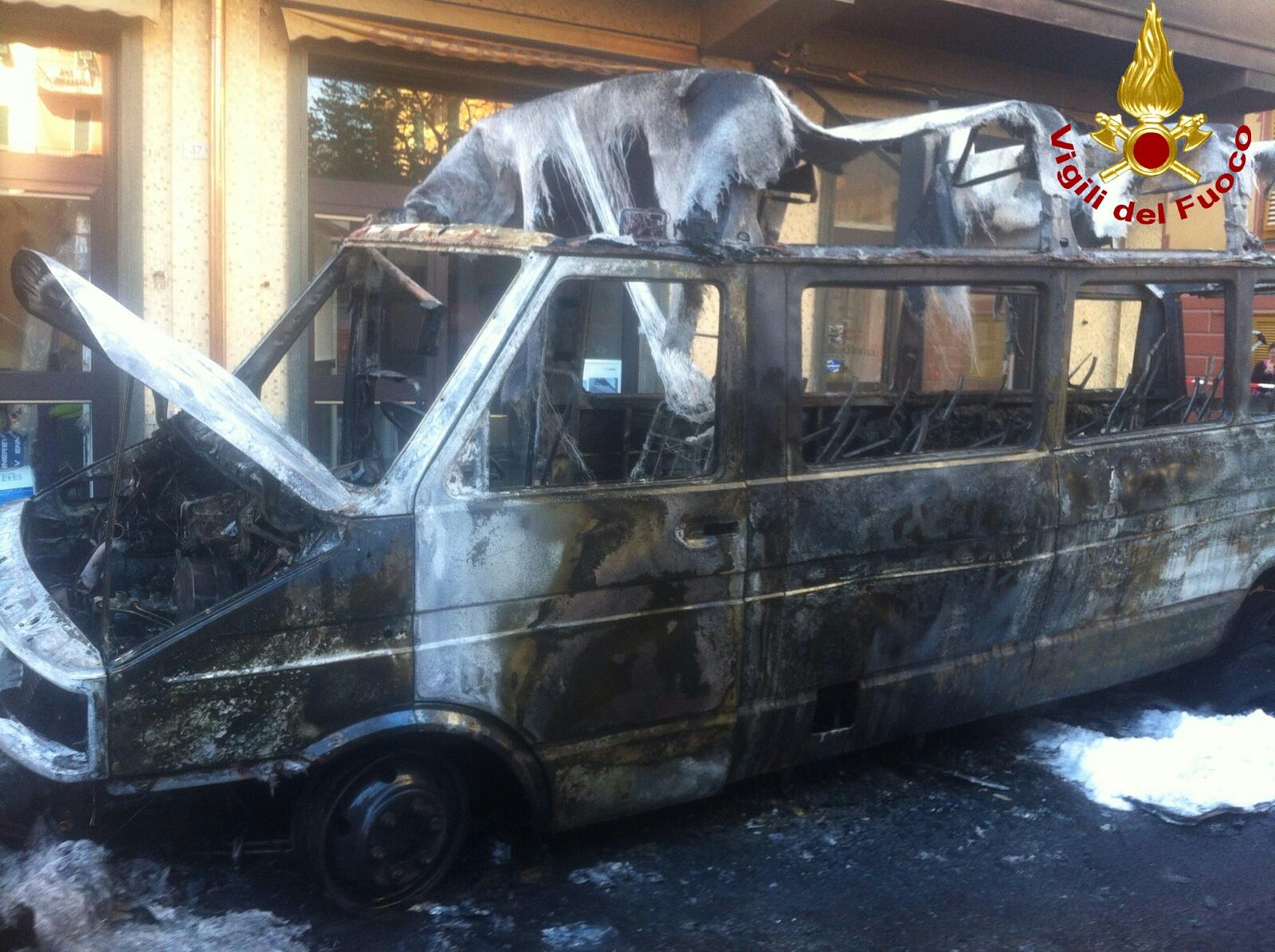 Autobus a fuoco in centro, danneggiati  anche bar e facciata