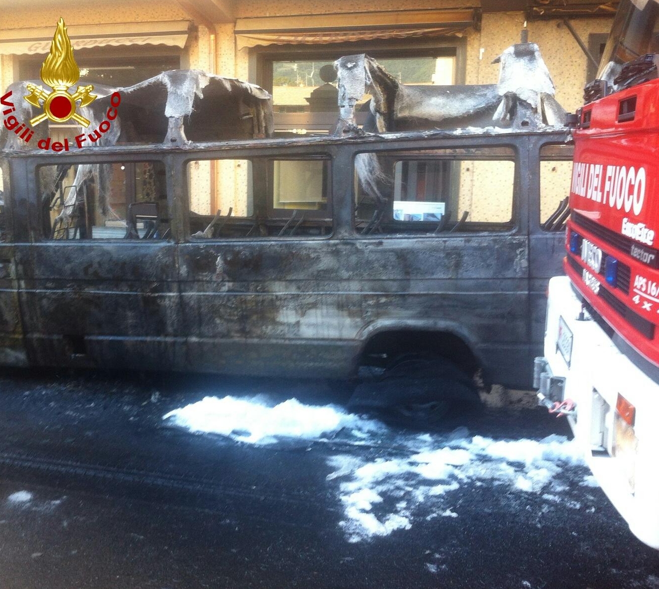 Incendio bus, il sindaco: “Grazie a vigili del fuoco e volontari”