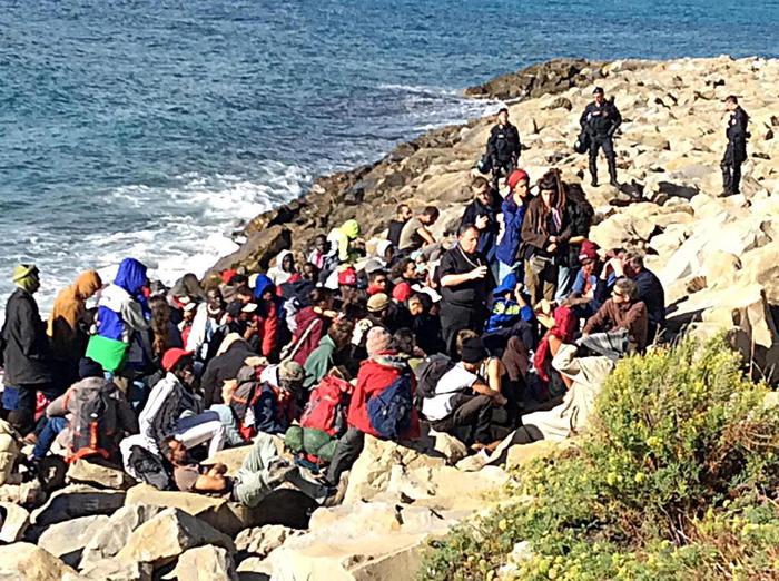 Ventimiglia, migranti e No Borders lasciano gli scogli dopo la mediazione del vescovo