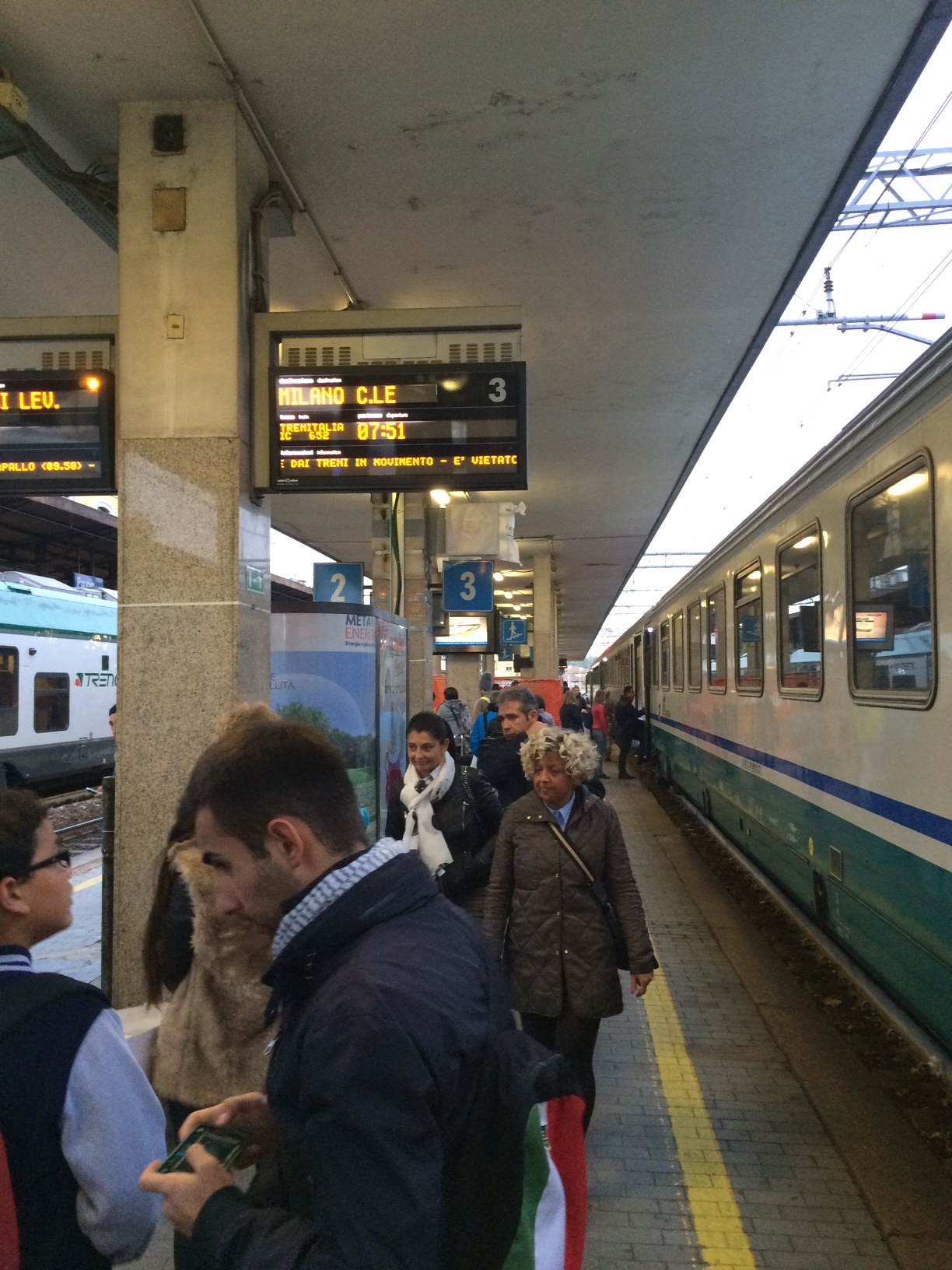 Macaia in treno con i pendolari tra viaggi in piedi e poche certezze