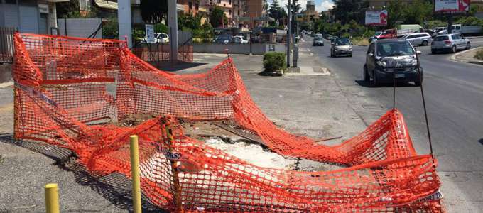 Marciapiedi allargati e meno parcheggi: alla Spezia esplode la polemica