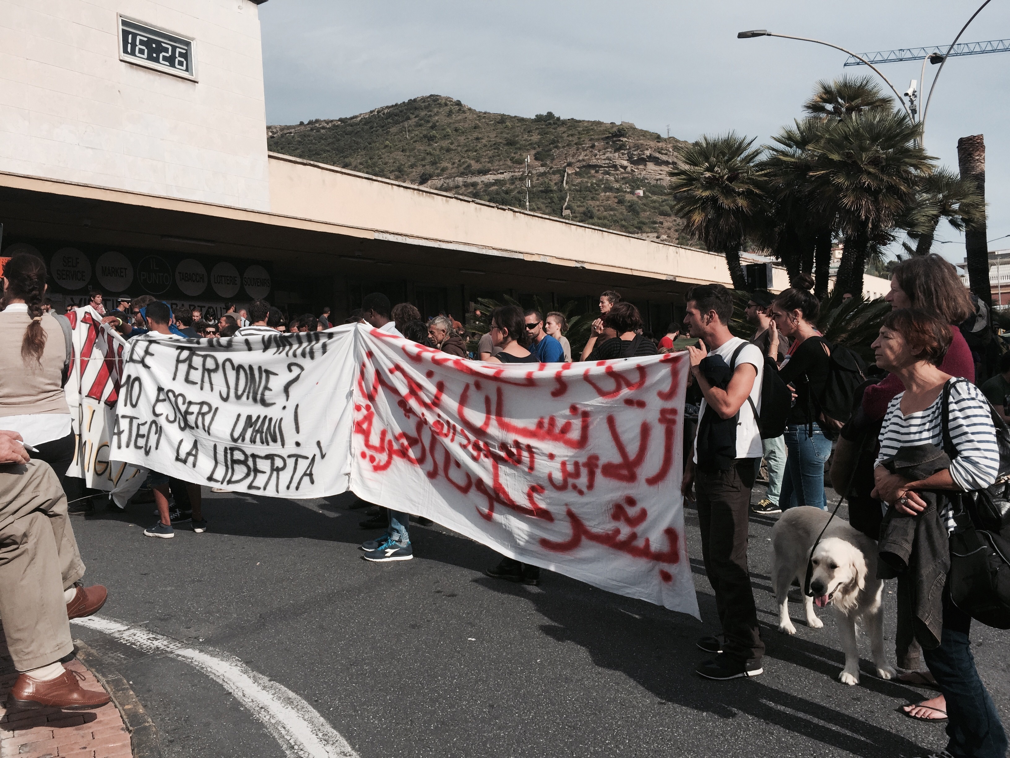 No Borders: denunciato manifestante per lesioni ad un agente