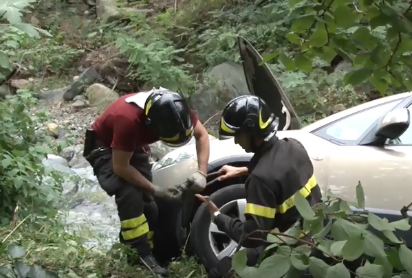 Si dimentica di mettere il freno a mano, automobile finisce nel rio