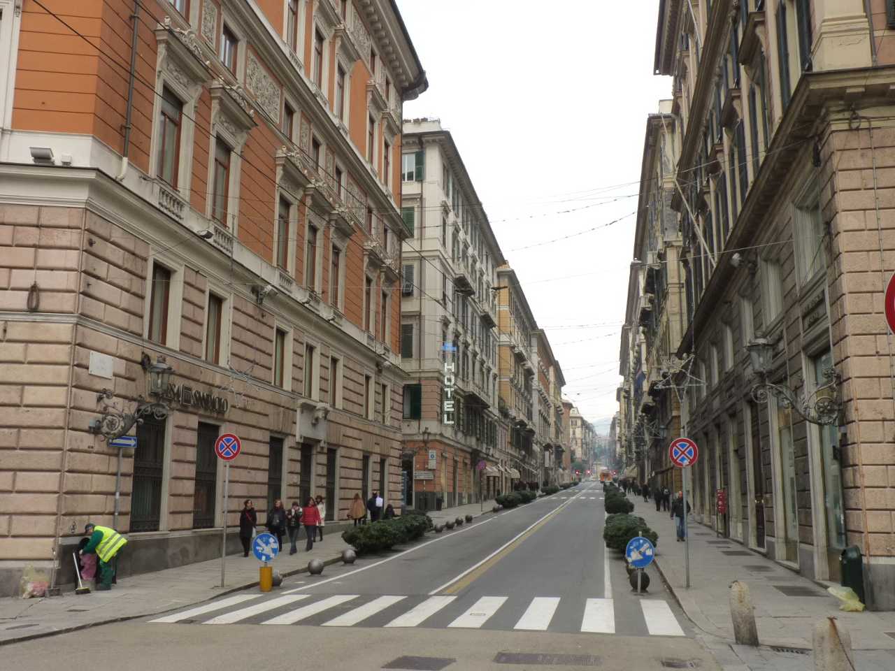 Camion scontra automobile, traffico in tilt in via Assarotti