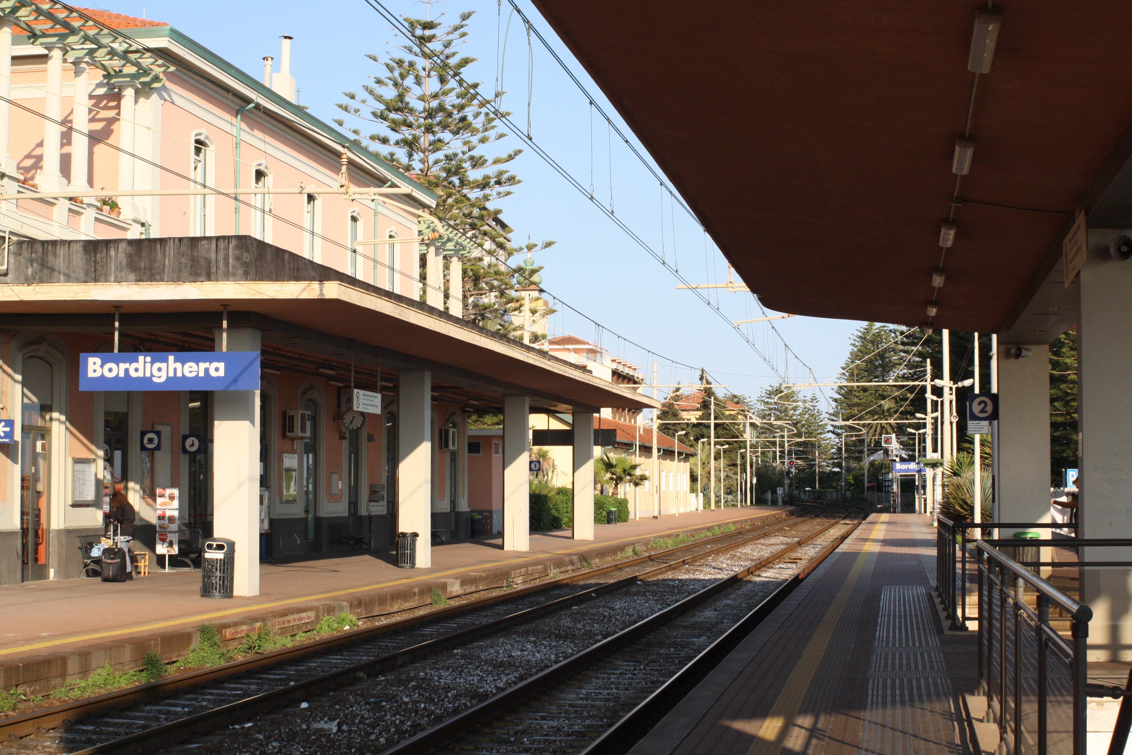 Vandali in stazione a Bordighera: bloccato per oltre un'ora un treno regionale