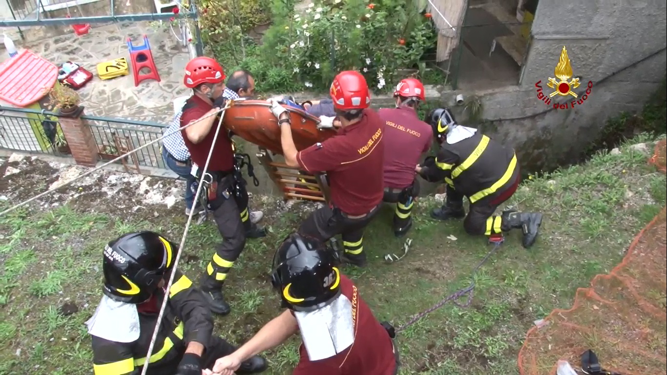 Cade in un canale mentre lavora tra gli ulivi, recuperato dai vigili del fuoco