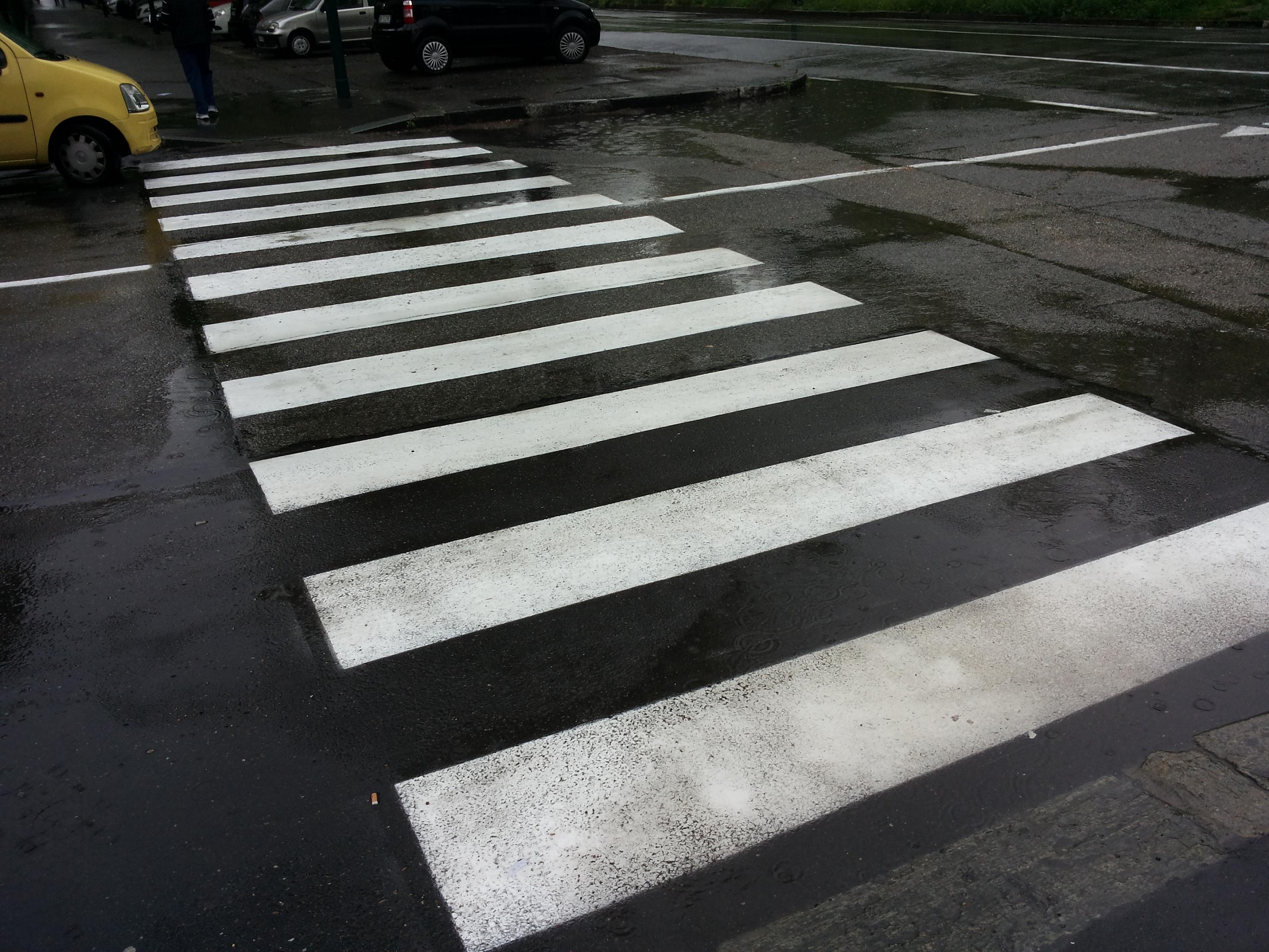 Picchiato in mezzo alla strada, l'aggressone identificato ma non ancora rintracciato