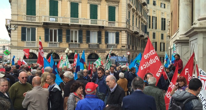 Presidio dei sindacati sotto la Prefettura di Genova: 