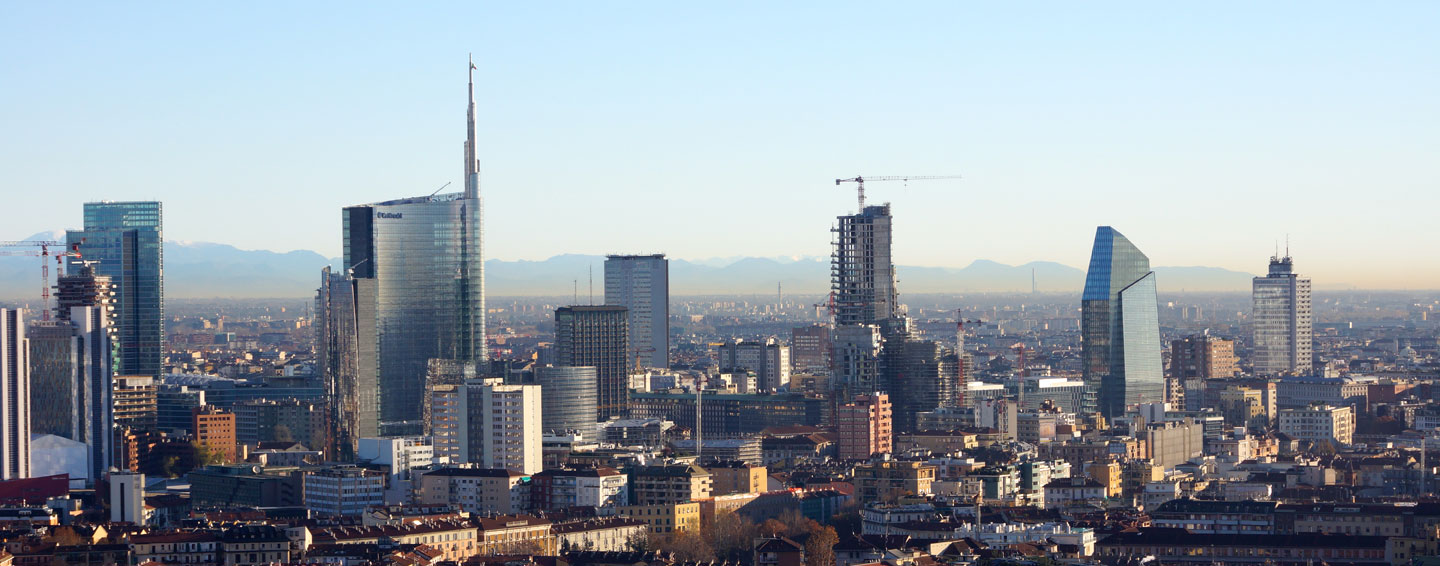 Ragazzo muore cadendo da un hotel a Milano