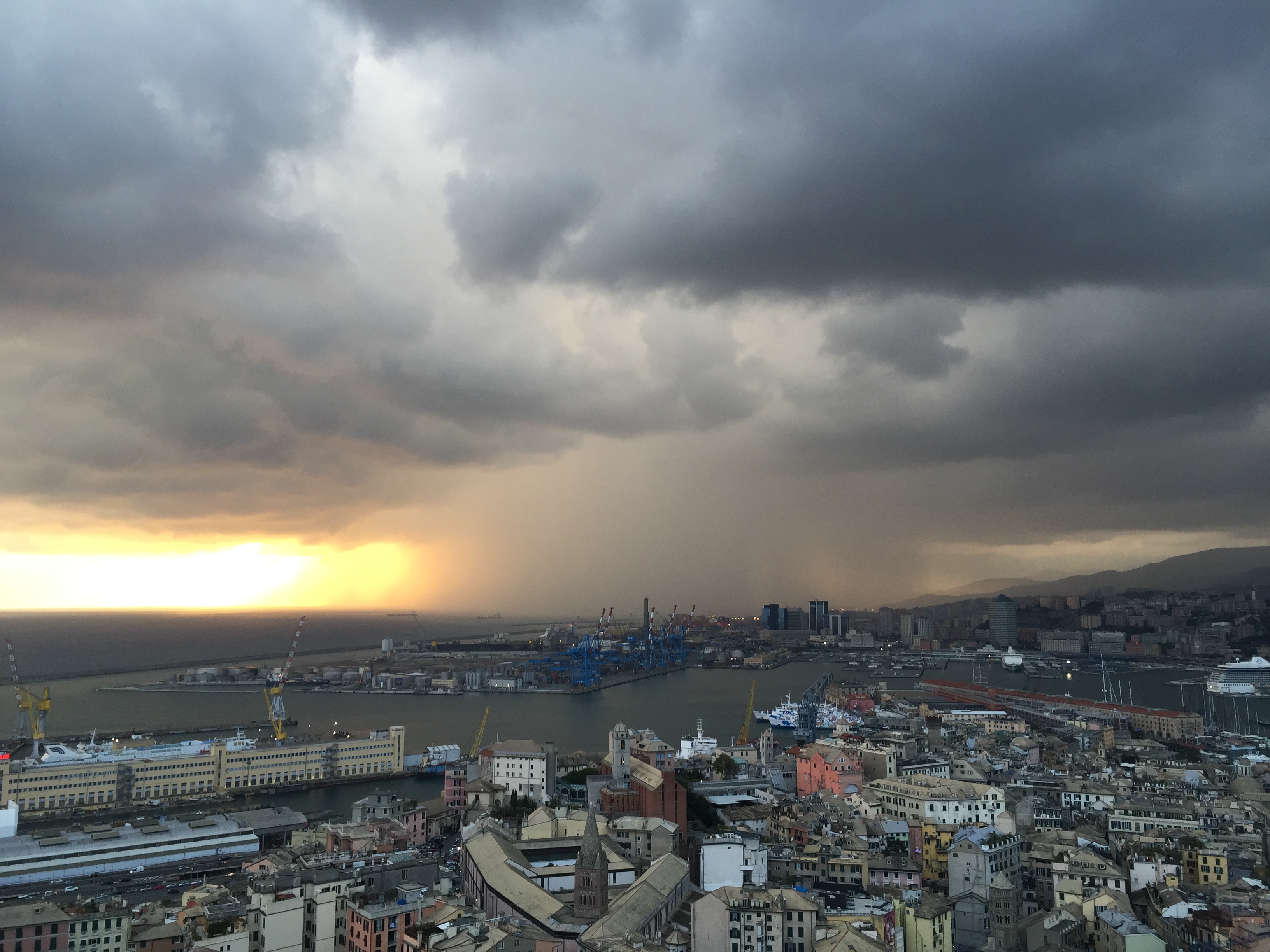 Bomba d'acqua al tramonto davanti a Genova: lo spettacolo dal grattacielo, nessun danno