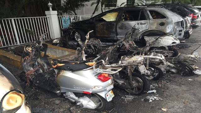 Motorini parcheggiati in fiamme a Imperia, intervento dei vigili del fuoco: ma è giallo