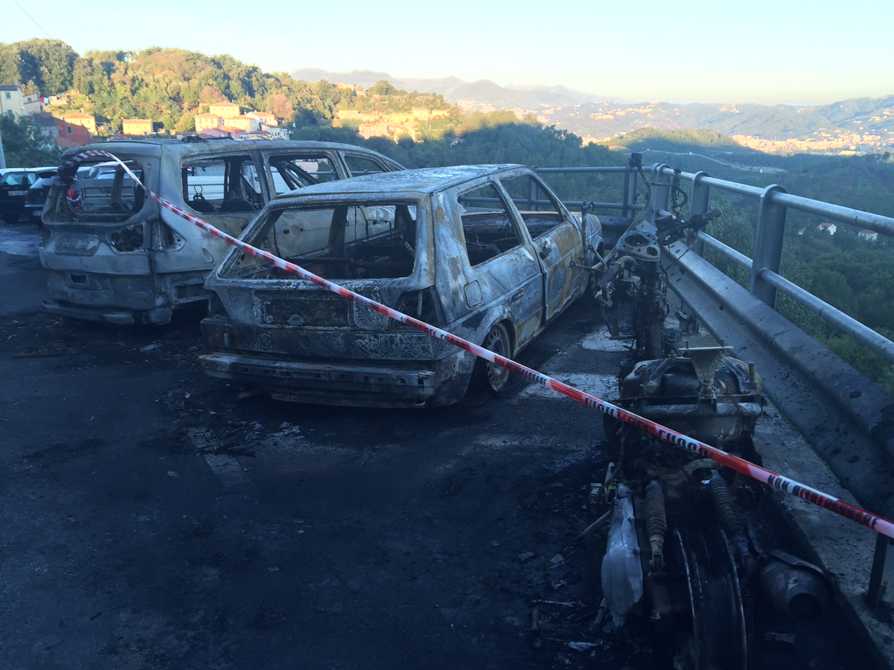 Pitelli, due incendi nella notte: distrutte sei auto e due motorini