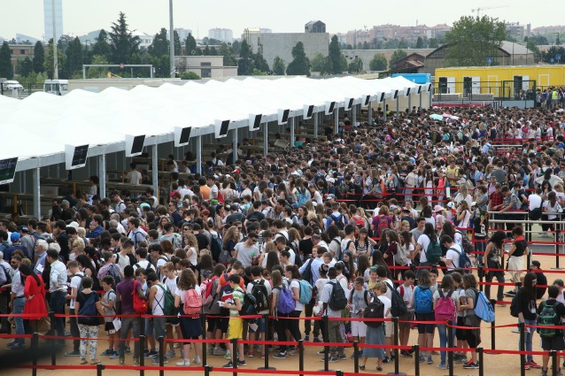 Expo, con cuscino si finge incinta per saltare la fila