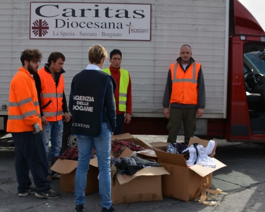 30 tonnellate di vestiti donati dall'Ufficio Dogane alla Caritas