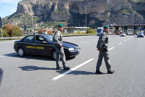 Droga( e figli) nell'auto: coppia arrestata dalla Finanza a Ortonovo