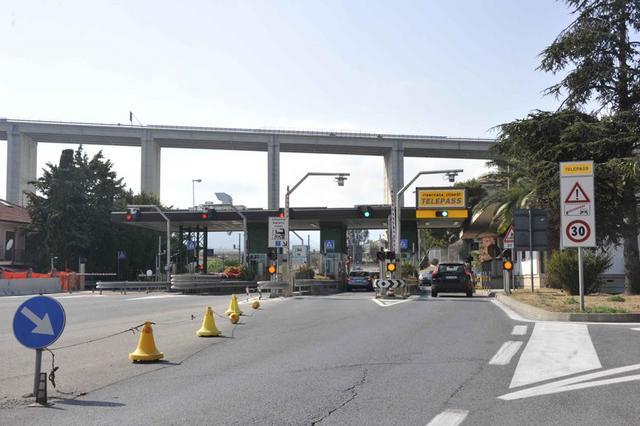 Imperia Ovest, cisterna sbatte contro muro: autista incastrato, casello chiuso