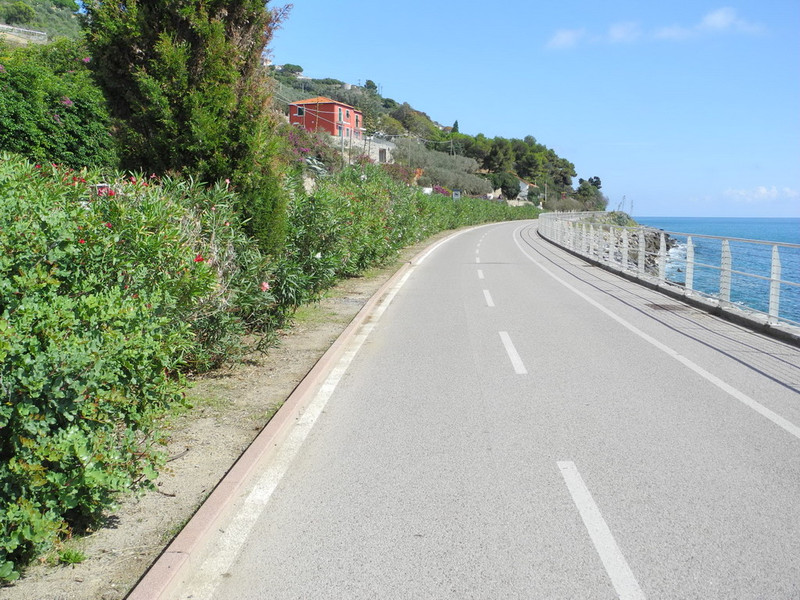 Uomo 83enne investito sulle strisce lungo l'Aurelia: è grave a Bordighera