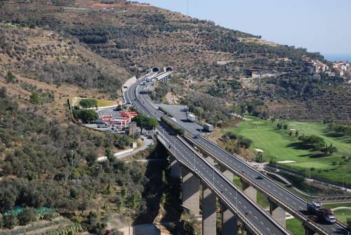 Mattinata di incidenti sulle autostrade liguri, chiusa per un'ora la A10 a Imperia