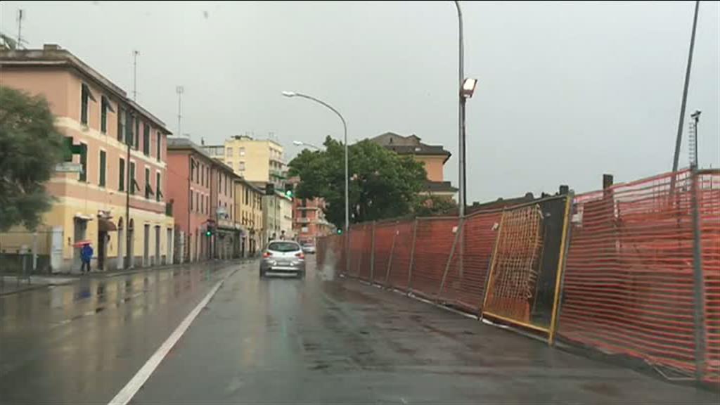 Vento forte, problemi a Genova Prà per le transenne del cantiere lungo l'Aurelia