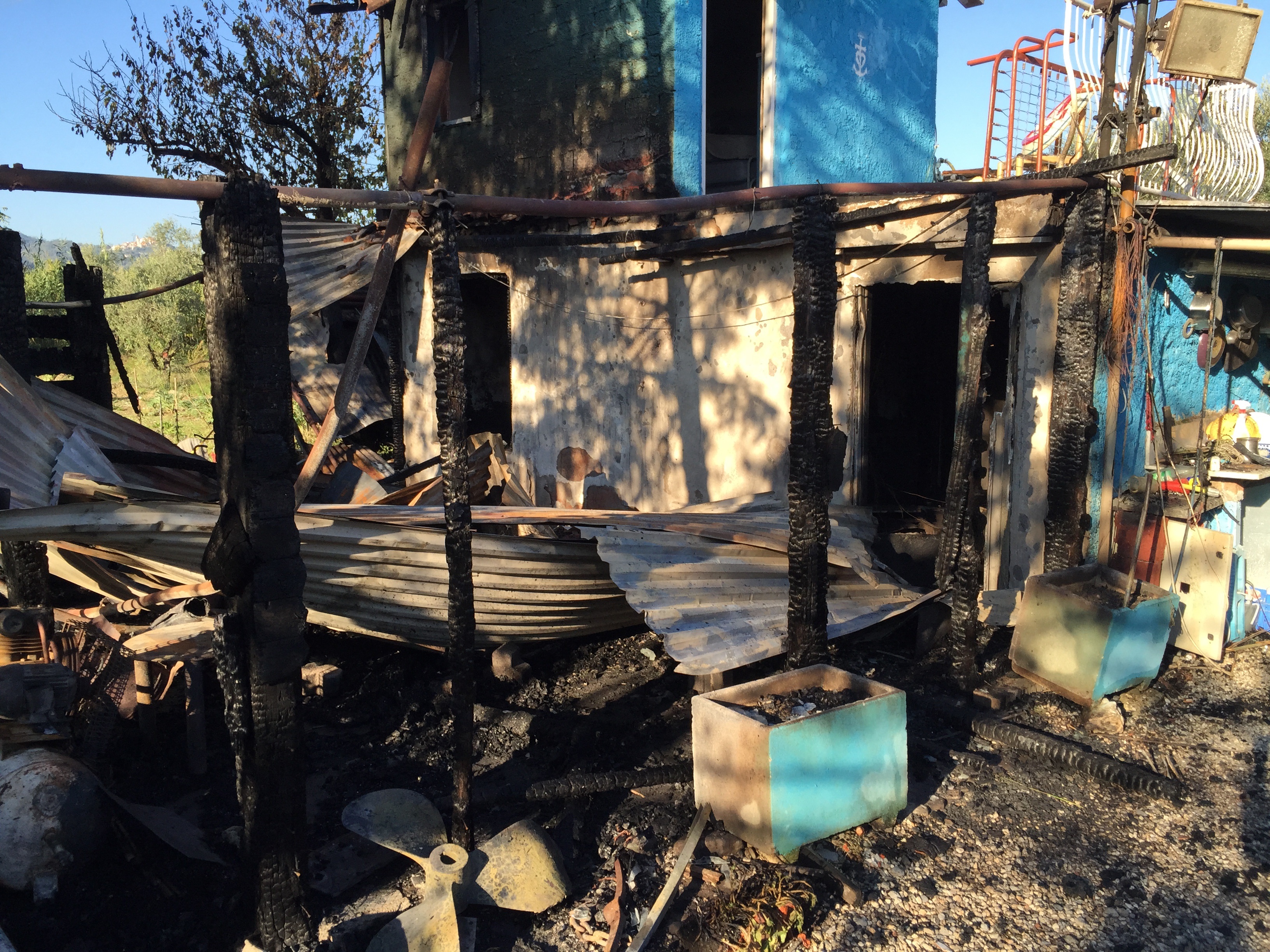 A Santo Stefano Magra in fiamme deposito di attrezzature 