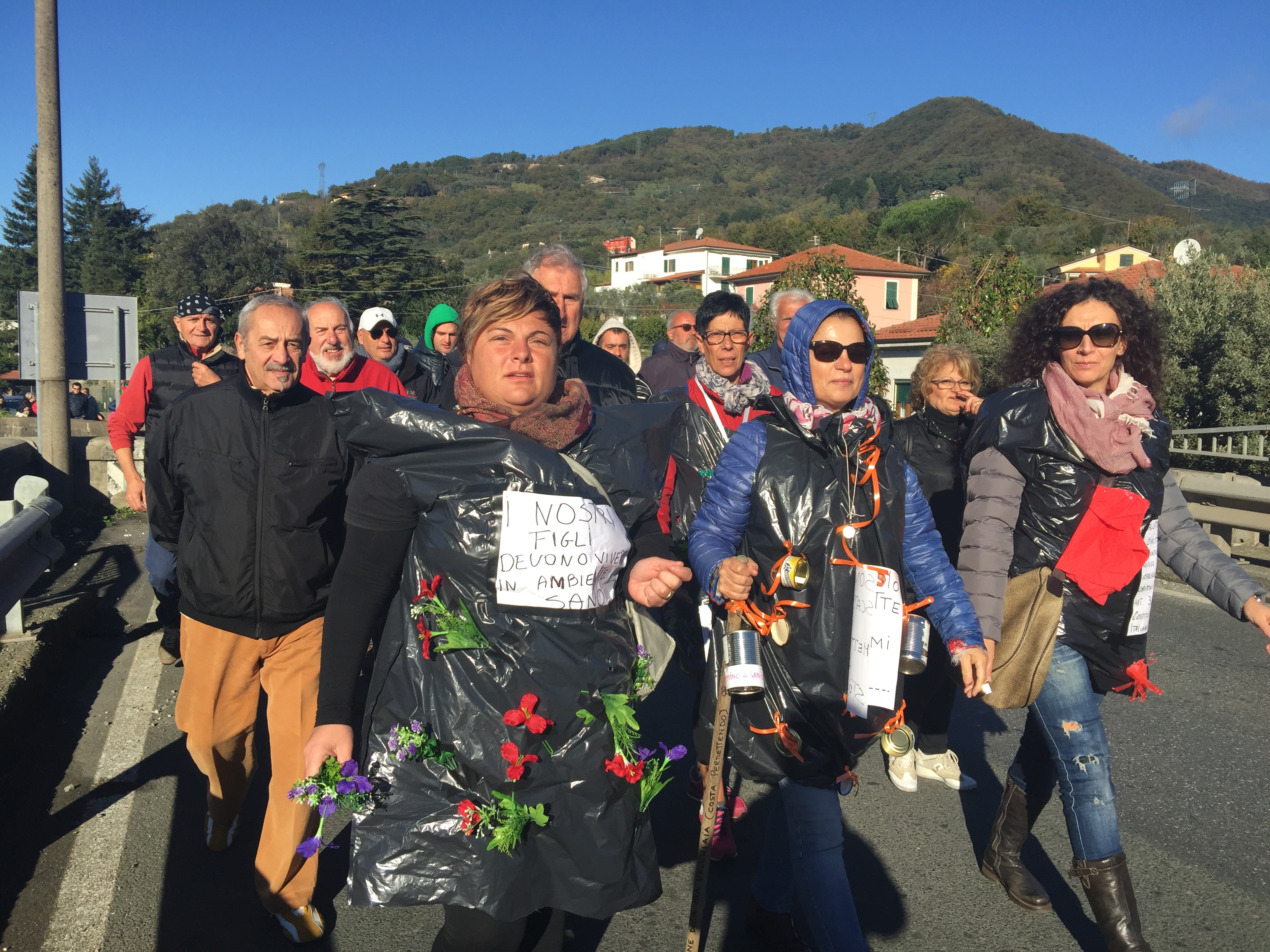 Corteo con trattori e fischietti: Albiano Magra contro il sito di trattamento dei rifiuti