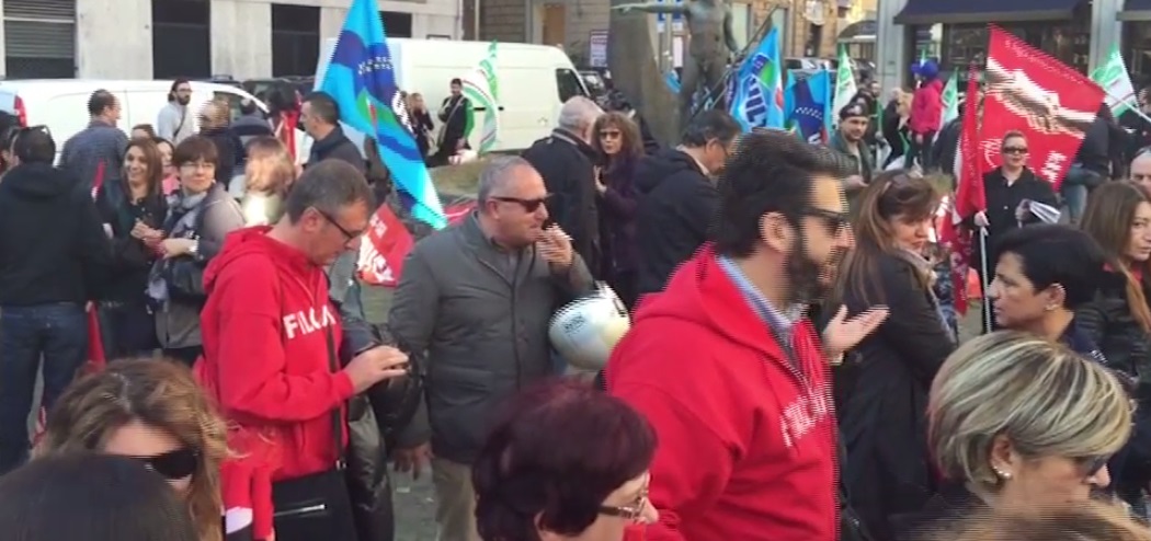 Supermercati in sciopero, manifestazione del personale nel centro di Genova