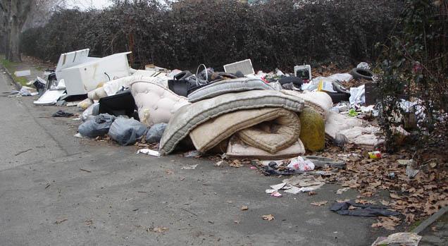 A Genova abbandonati per strada mille materassi ogni mese