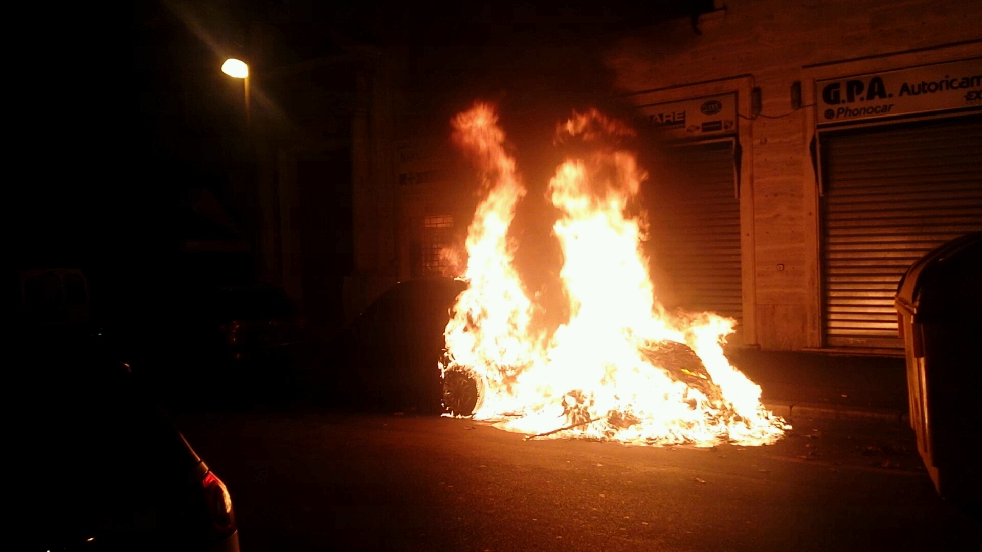 Nuovo incendio a Genova Foce, a fuoco un cassonetto e un'auto in sosta 