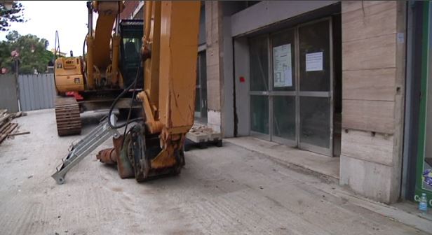 Cinema Capitol di Taggia, una grù ha iniziato la demolizione del palazzo