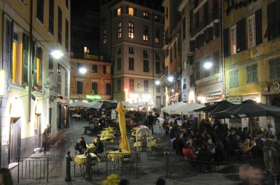 Genova, i commercianti: 