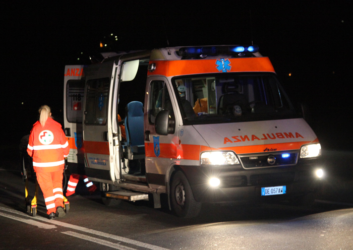 Scontro in Aurelia a Genova Nervi, gravi due giovani in moto 