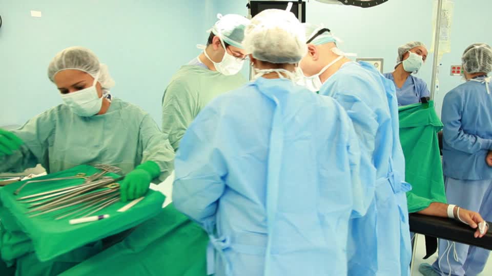 Muore durante la liposuzione, indagati chirurgo e anestesista  