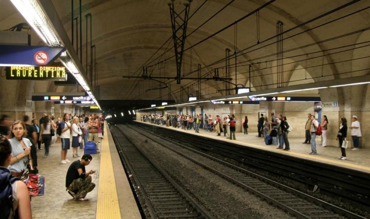 Pacco sospetto a Roma, evacuata la metro