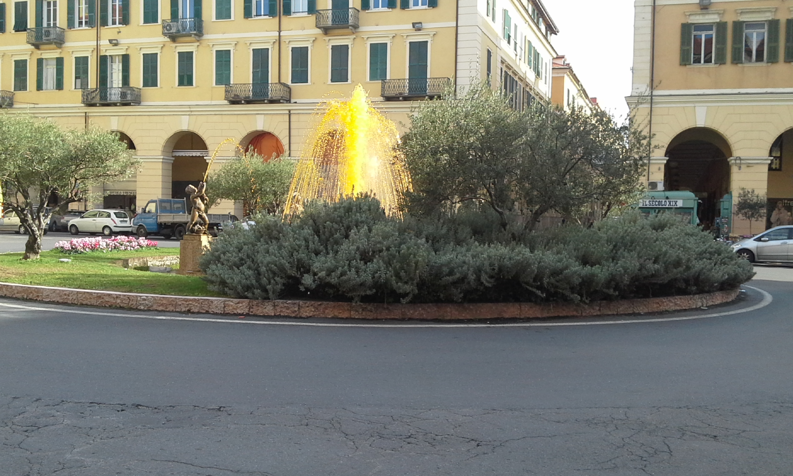 Giornata contro la violenza sulle donne, a Imperia la Fontana di piazza Dante si colora di arancione