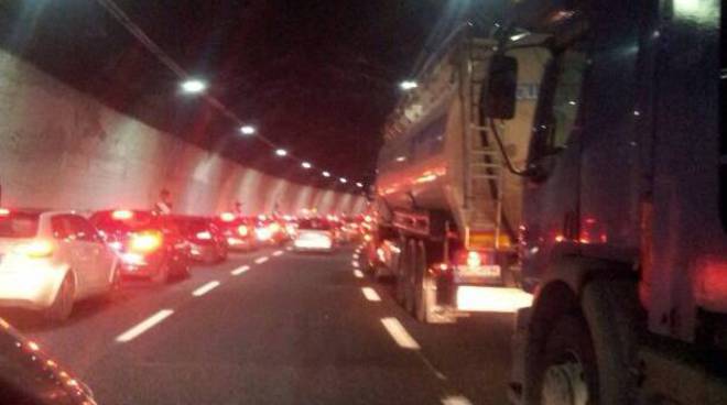 Incidente in autostrada, camion urta il guardrail 