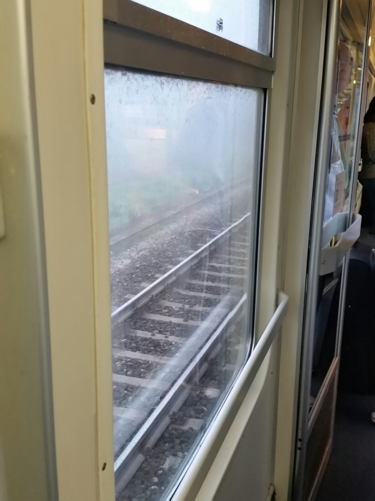 Odissea dei pendolari liguri in treno, Intercity fermo da più di un'ora alle porte di Milano