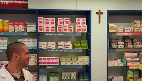 Farmacia di Sanremo espone crocifisso, la foto fa il giro dei social