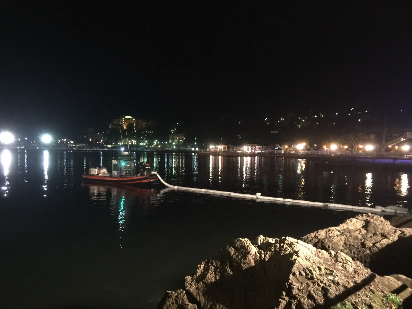 Rapallo, perdita di gasolio alla foce del Boate: disagi per l'odore, macchia arginata