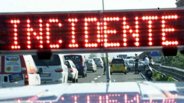 Incidente sull'Autofiori, automobile si ribalta in galleria 