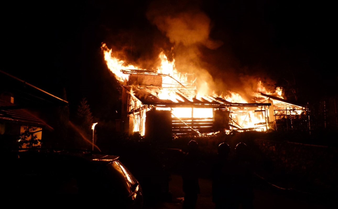 Incendio distrugge appartamento a Camogli, nessun ferito