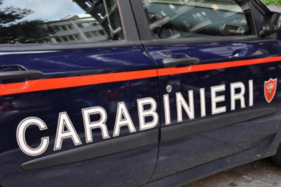 Butta droga dalla finestra su un carabiniere, arrestato pregiudicato 