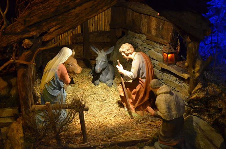 In risposta alle polemiche su presepe e tradizioni, don Roberto lancia l'iniziativa 'Ci facciamo un pre..se..lfie?'